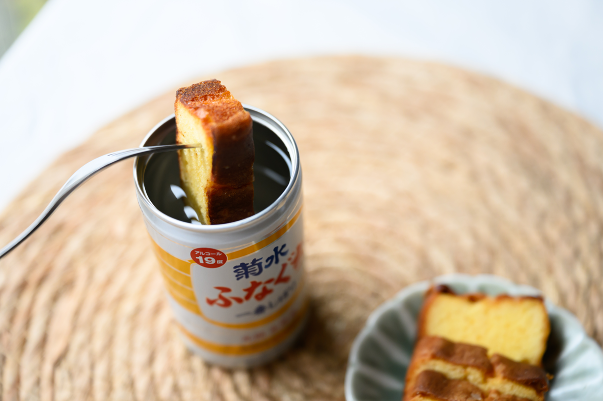 カステラをふなぐちに浸す手元