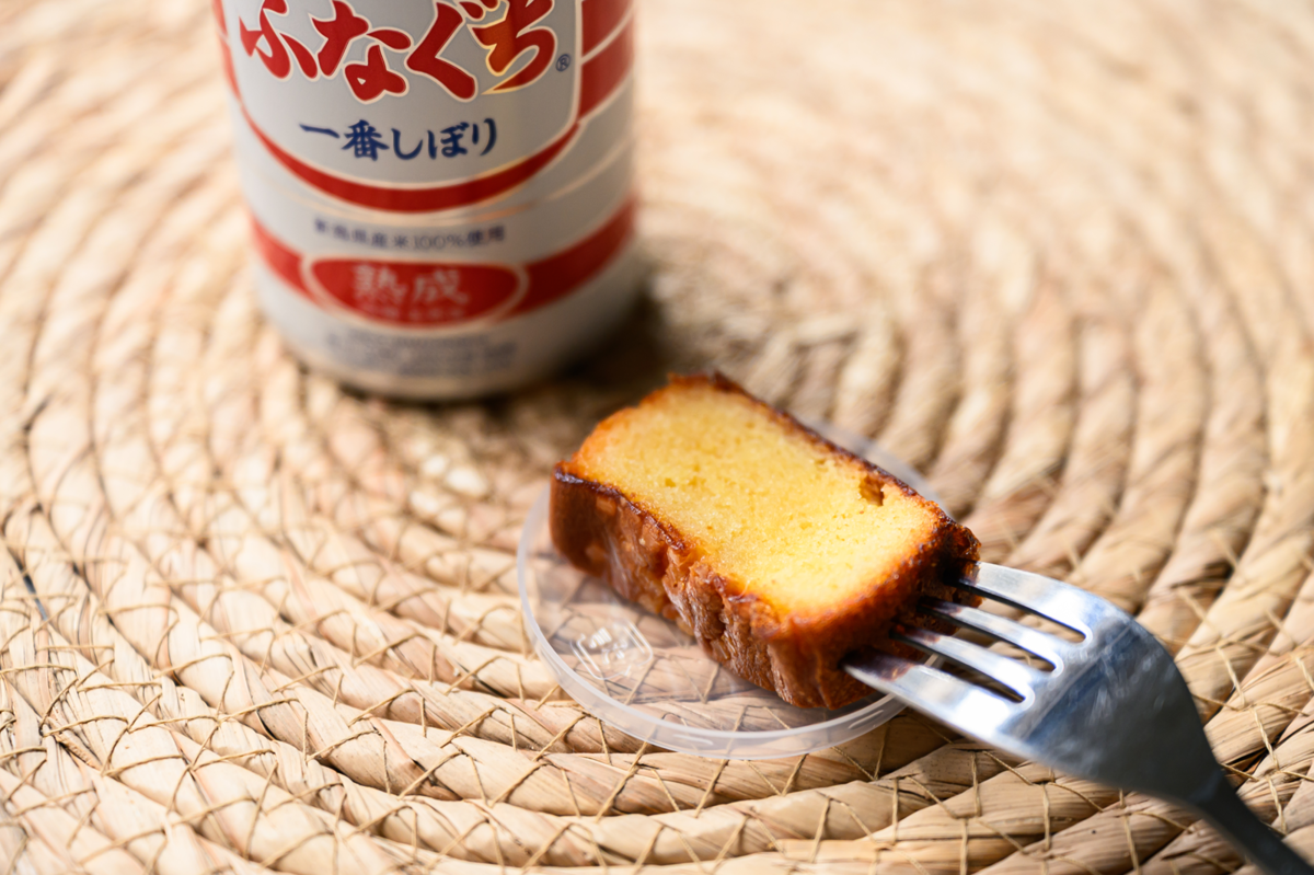 菊水酒造「ふなぐち」のフタにお皿にしてカステラを置いている様子