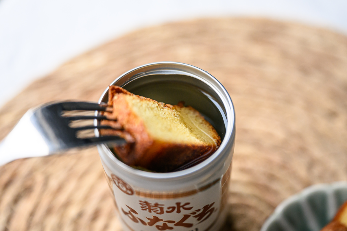 カステラを「大吟醸ふなぐち」に浸す手元