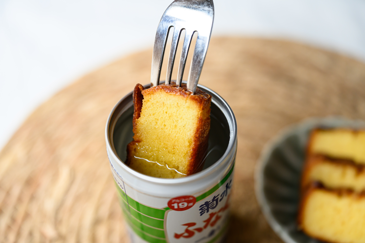 カステラを「新米新酒ふなぐち」に浸す手元