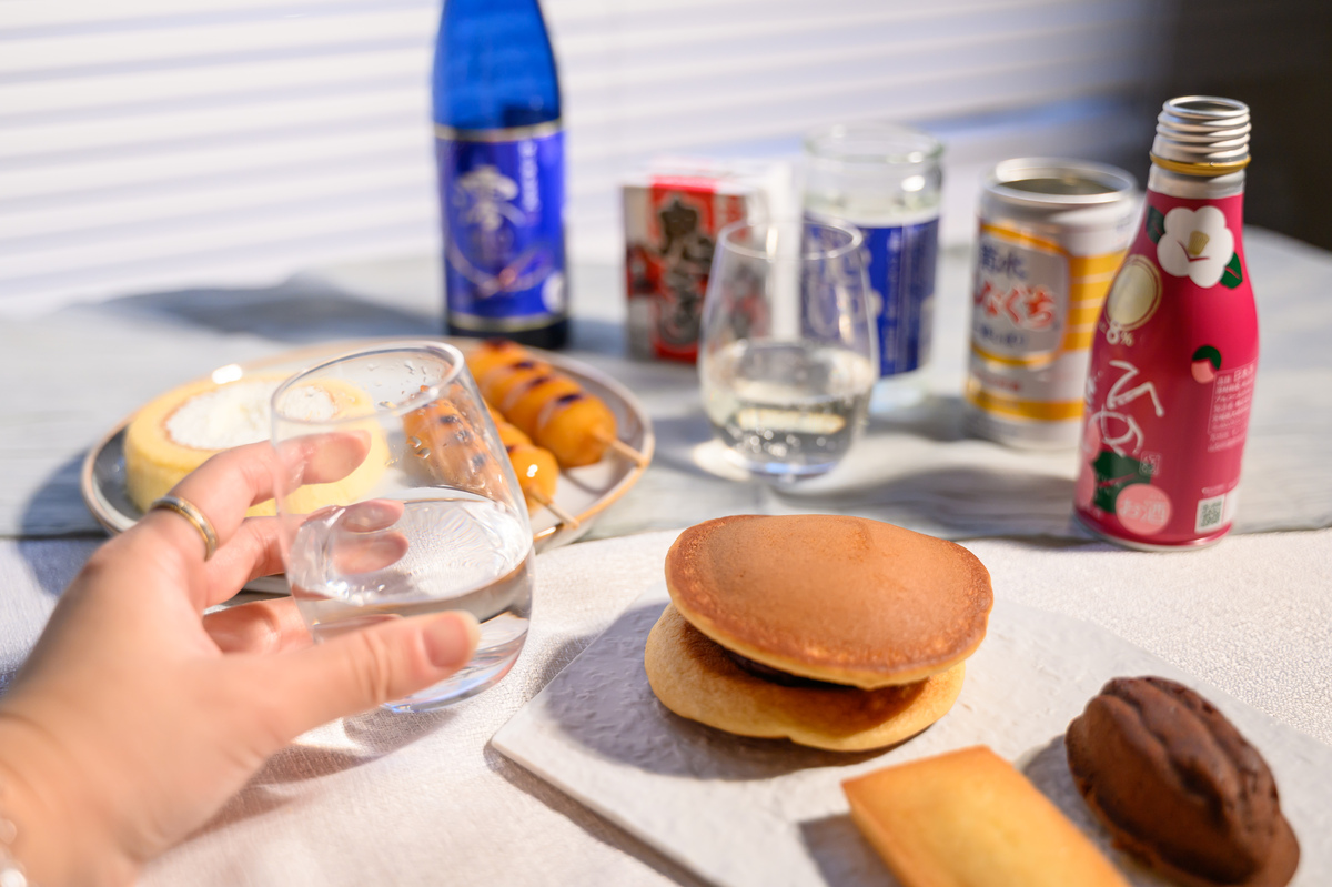 コンビニスイーツと日本酒で、ペアリング検証を行う様子