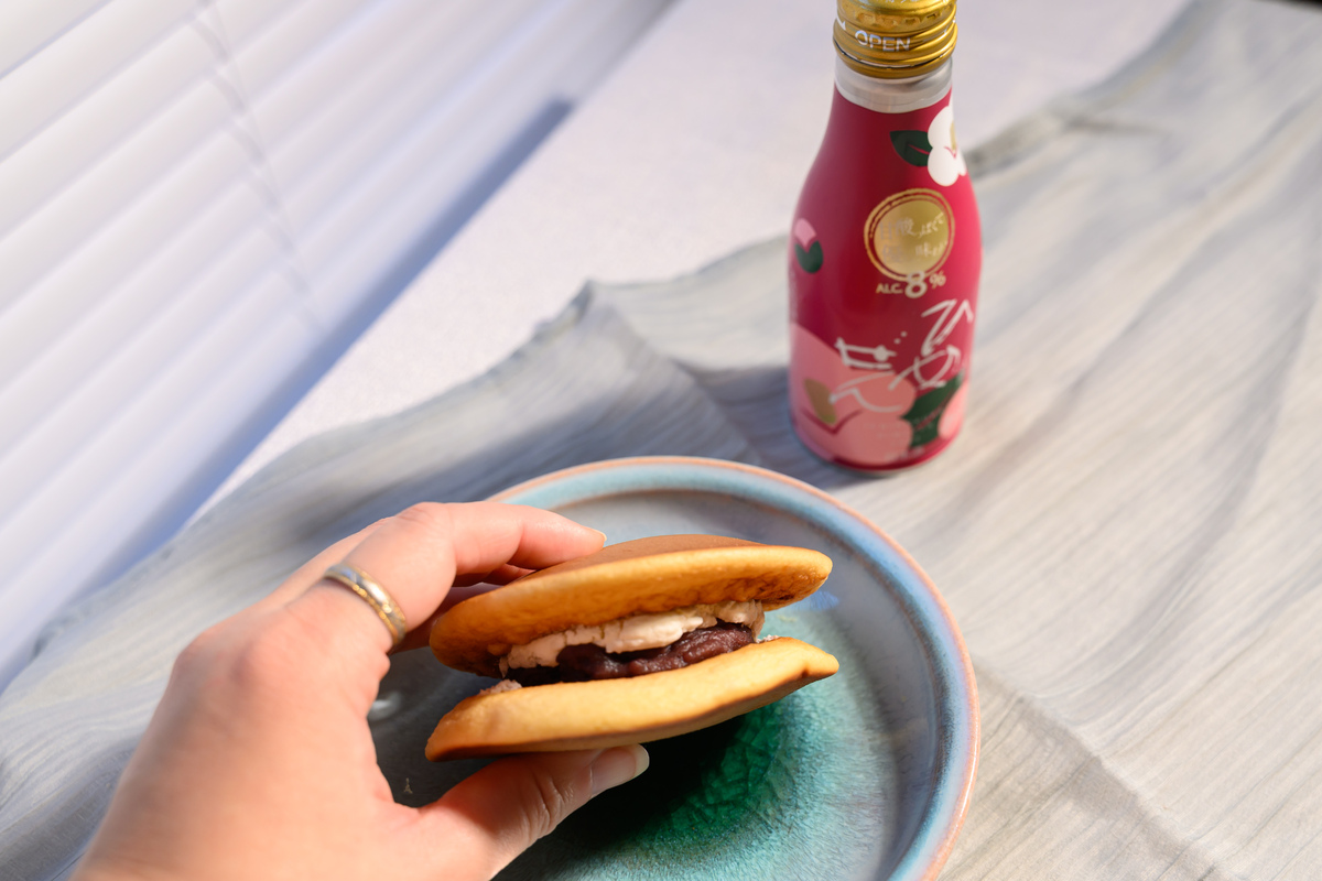 コンビニの生クリームどら焼きを食べる手元