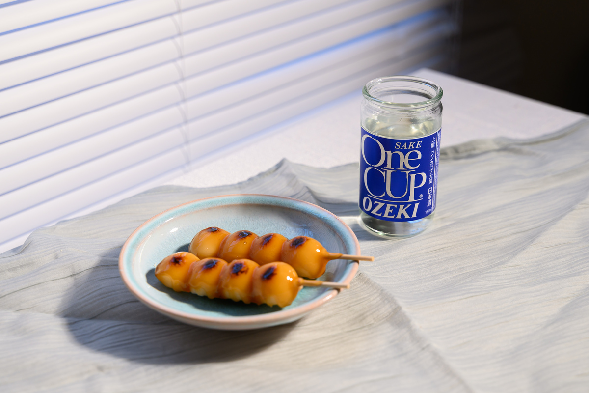 みたらし団子 ×「 上撰 金冠 ワンカップ®」（ぬる燗）