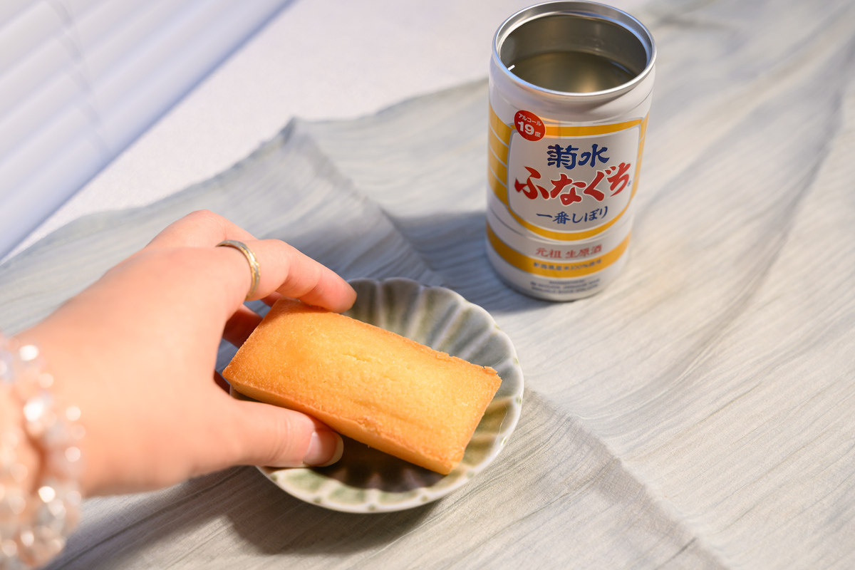 コンビニのフィナンシェを食べる手元