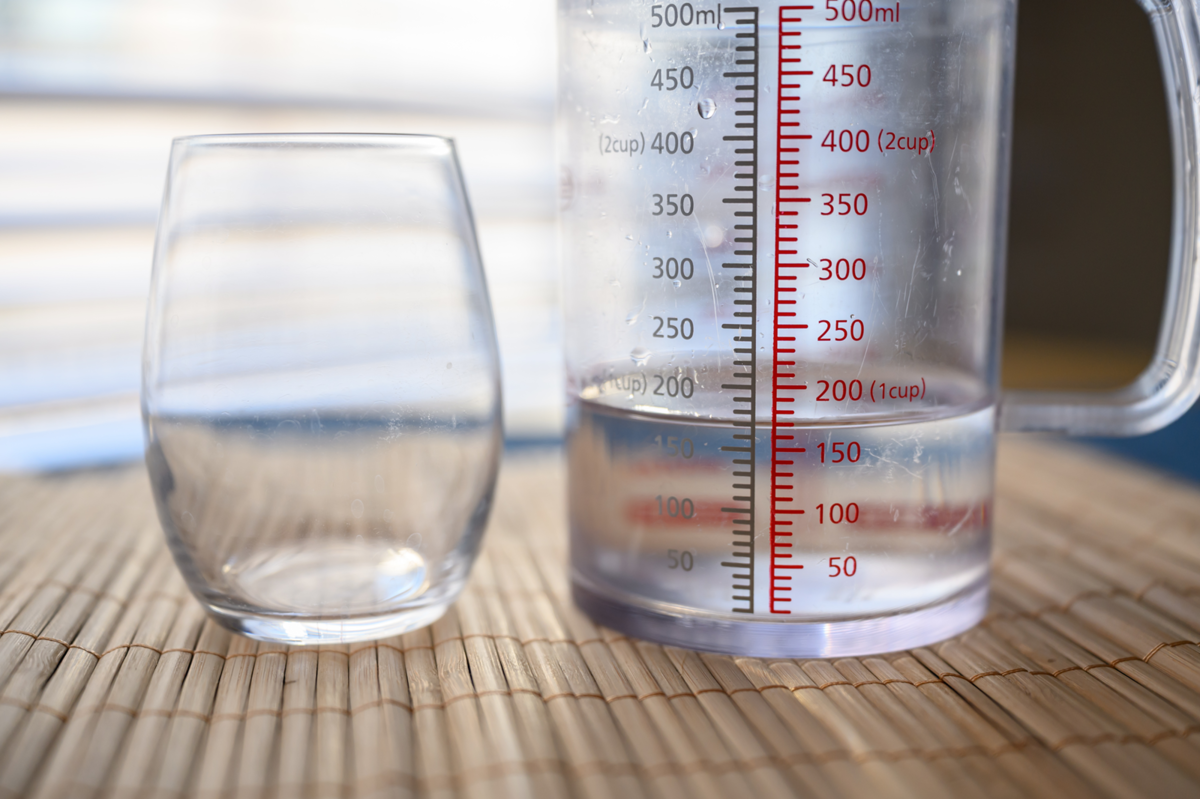 卵型おちょこに入る日本酒の量を計量する様子