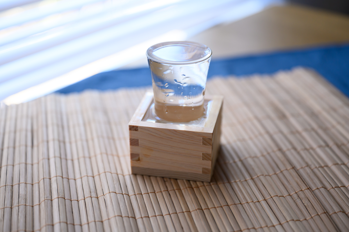 もっきりスタイルで注がれた日本酒