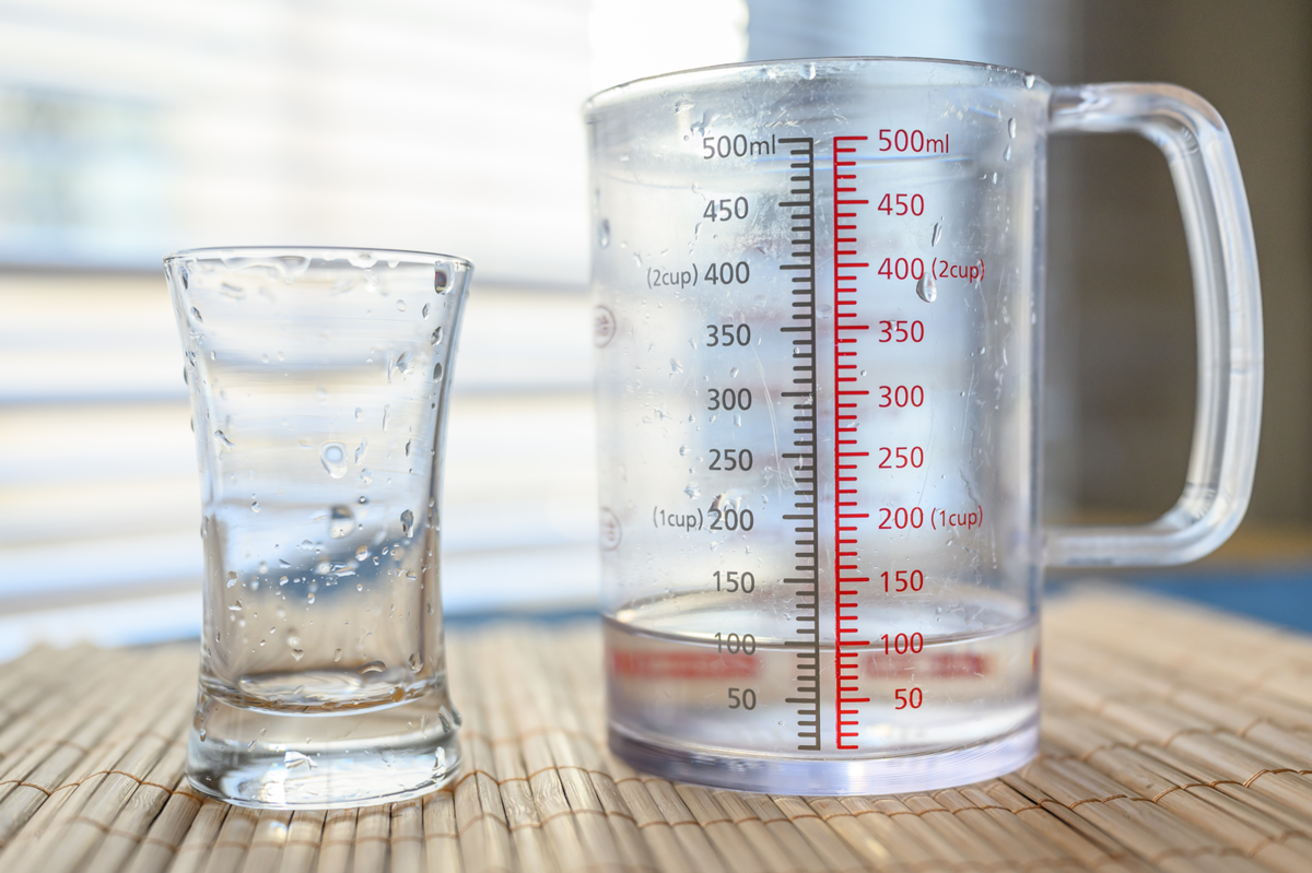 もっきりのグラスに入る日本酒の量を計量する様子