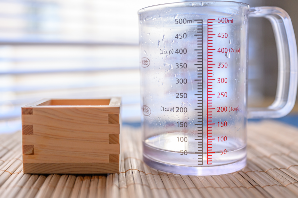 もっきりの枡に入る日本酒の量を計量する様子