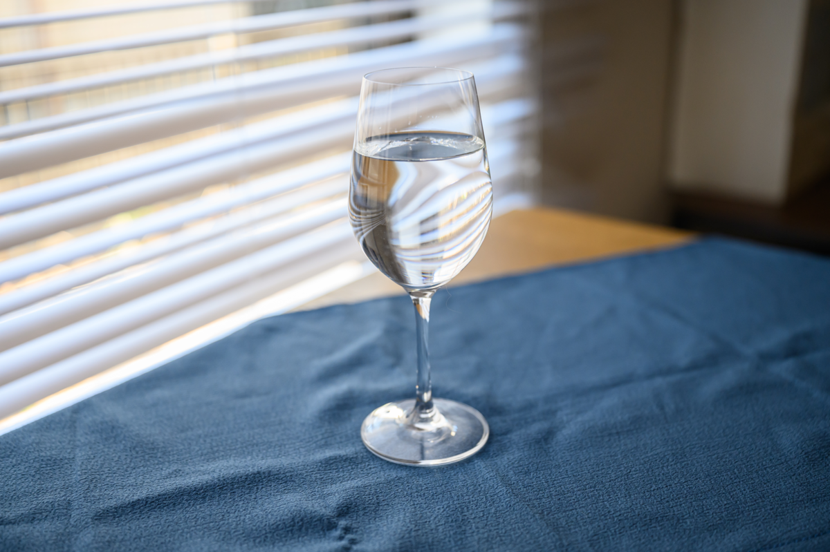 ワイングラスに注がれた日本酒