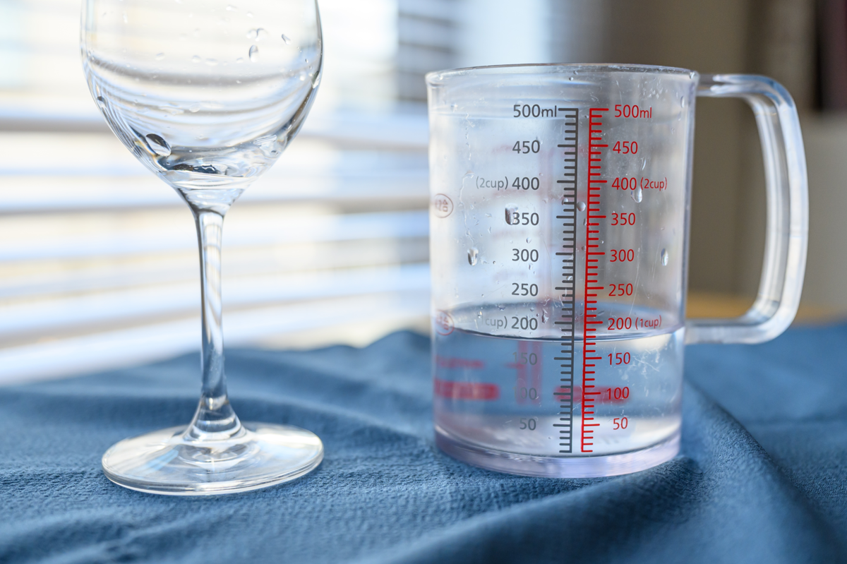 ワイングラスに入る日本酒の量を計量する様子