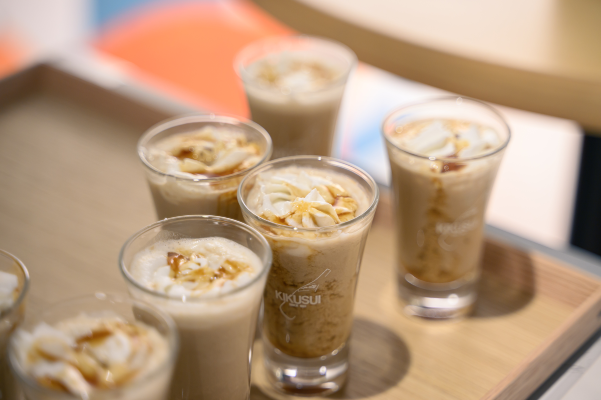 菊水酒造「五郎八」のカクテル「琥珀ラテ（キャラメルラテ割り）」