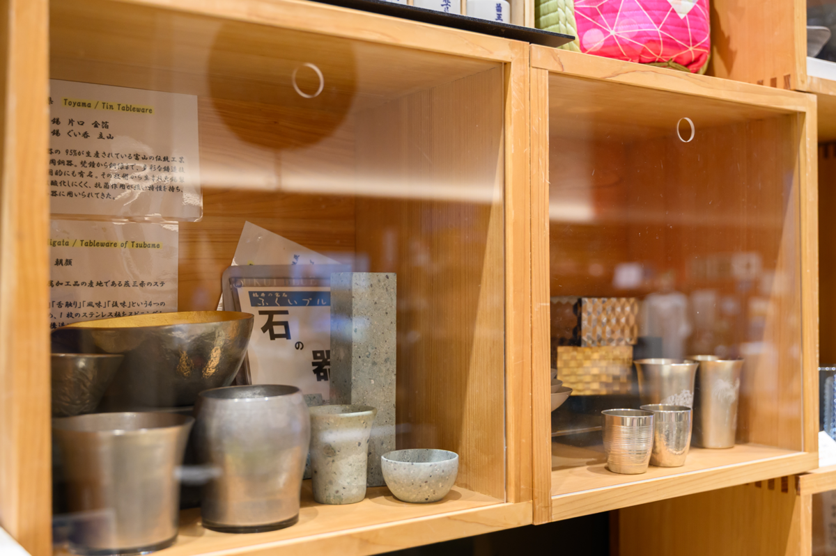 棚に入った酒器