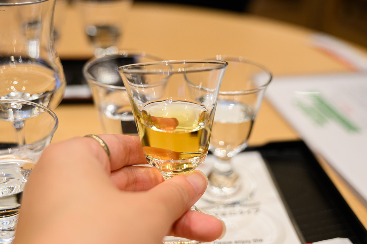 グラスを持つ手