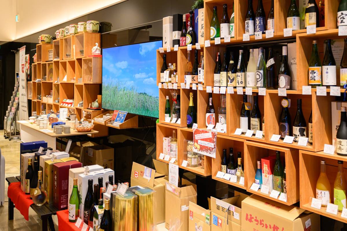 日本酒がずらりと並ぶ棚