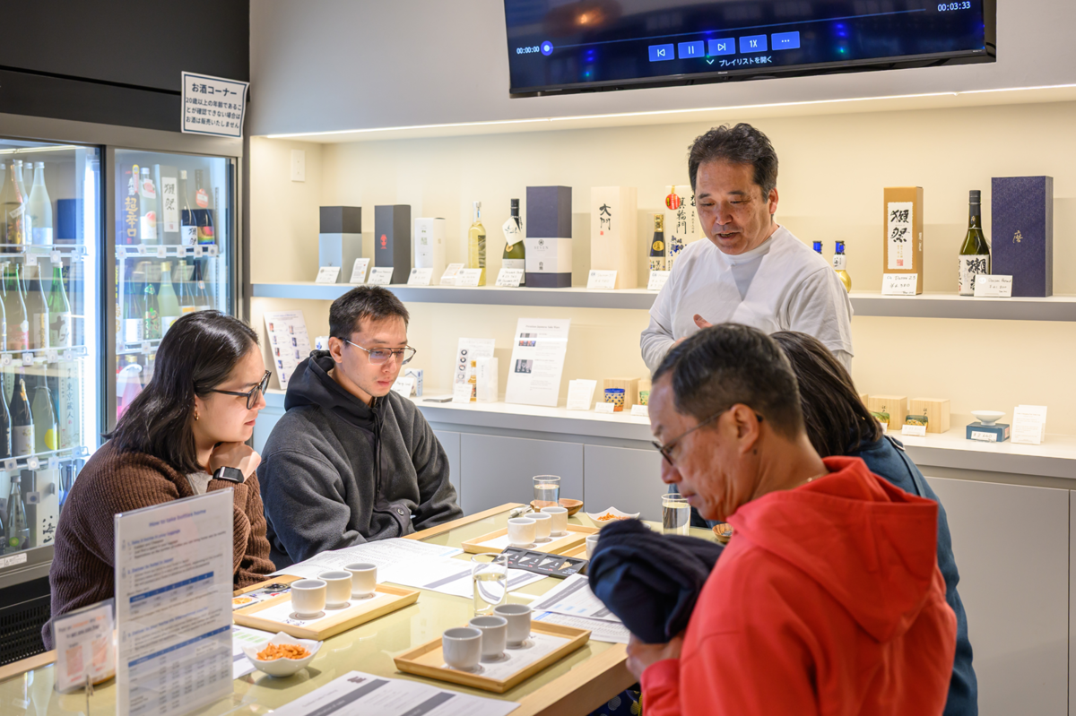 WASAKE Sake Experienceでワークショップに参加する外国人観光客