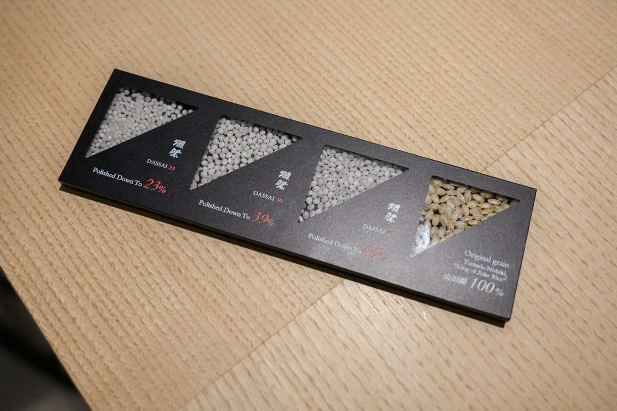 獺祭のお米を使った、精米歩合を見比べる道具