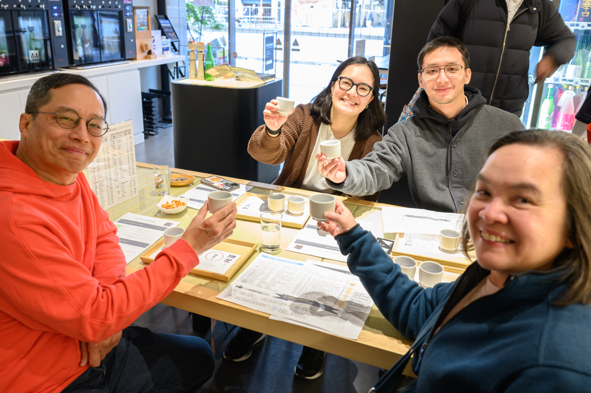 日本酒飲み比べを楽しむ外国人観光客