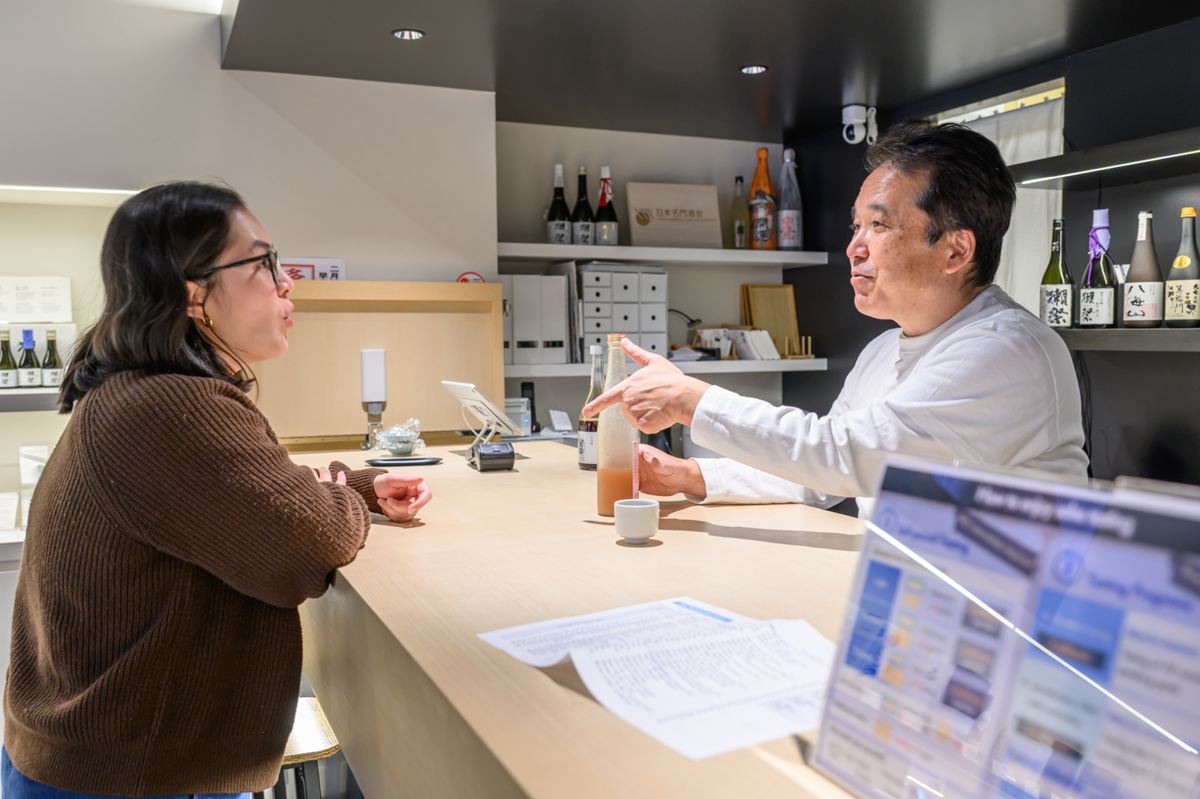 WASAKEオーナーの牧内さんに質問する外国人観光客