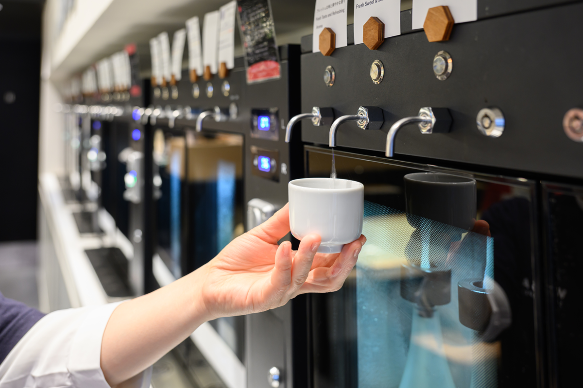 マシンを使った日本酒飲み比べ