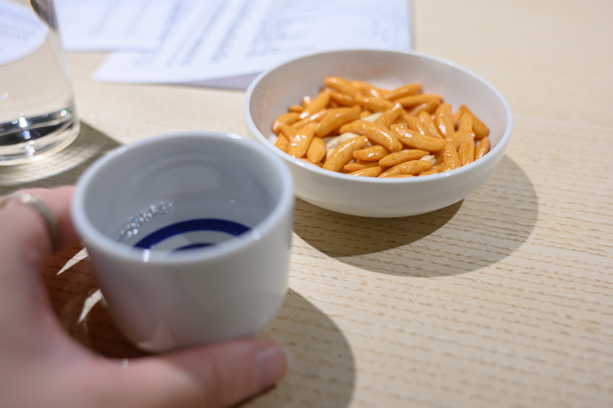 おちょこを持つ手元