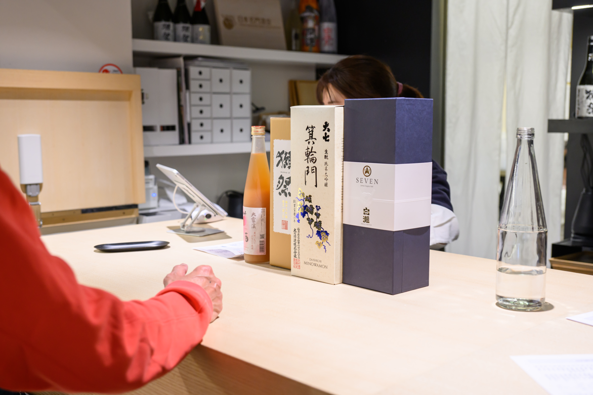 お土産に日本酒を購入する外国人観光客