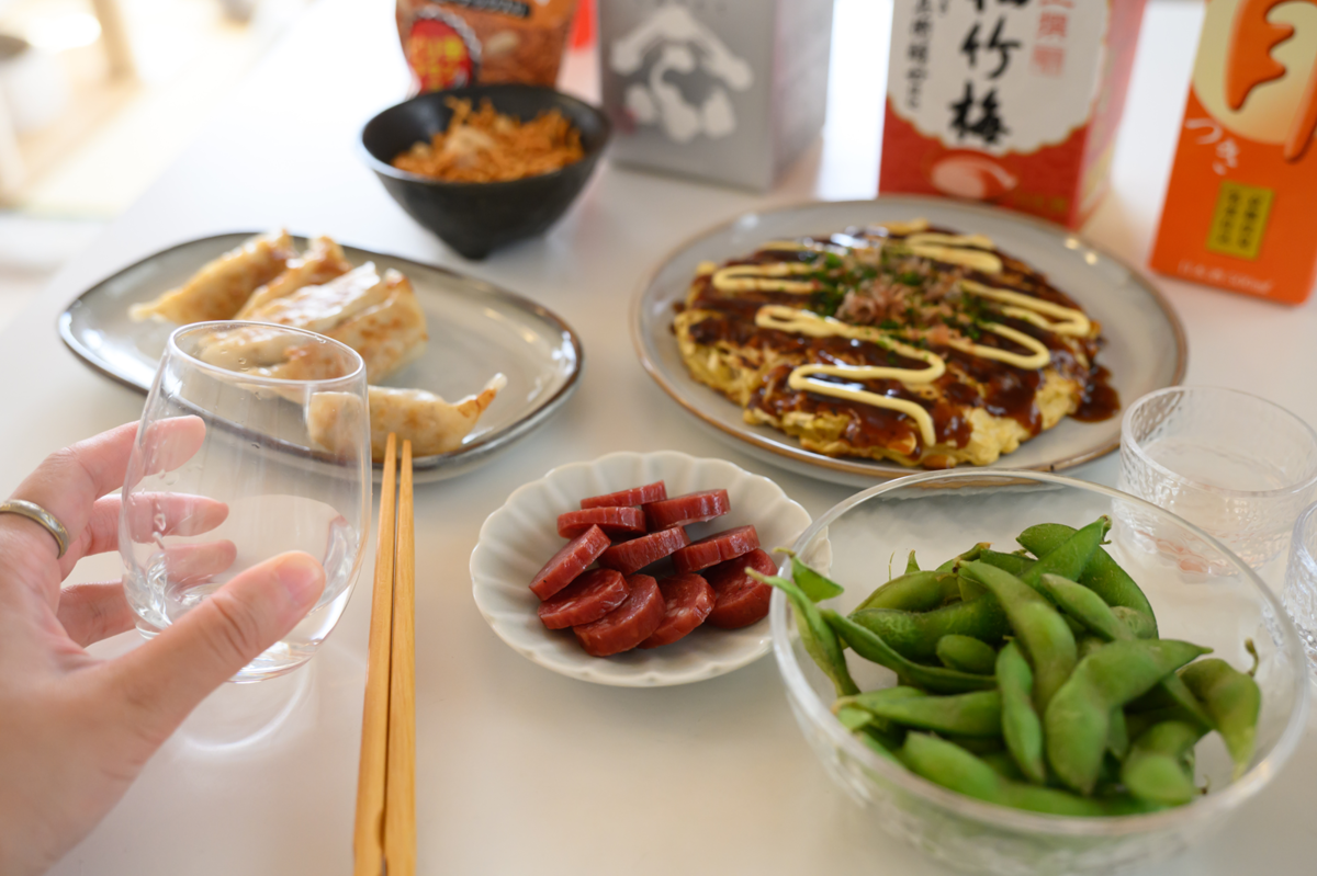 パック酒飲み比べをする手元