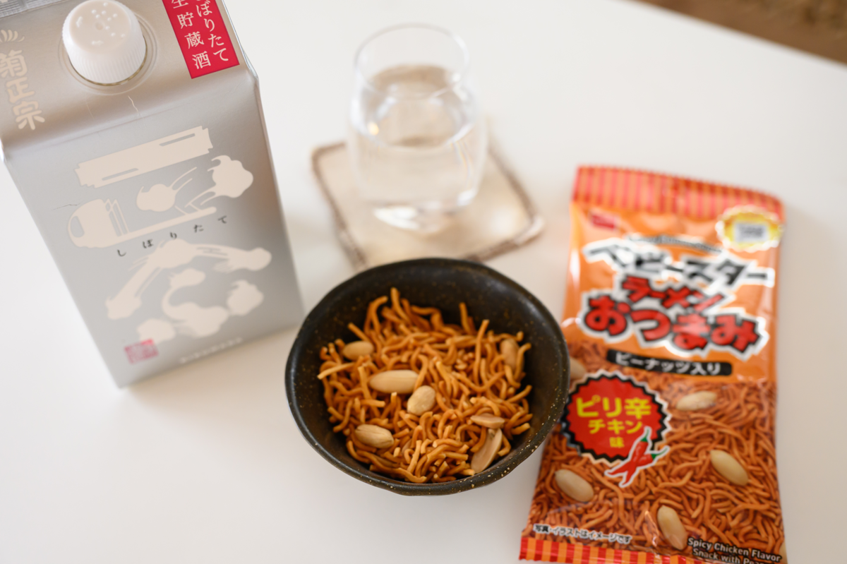 「菊正宗しぼりたてギンパック」と「ベビースターラーメンおつまみ（ピリ辛チキン味）」。