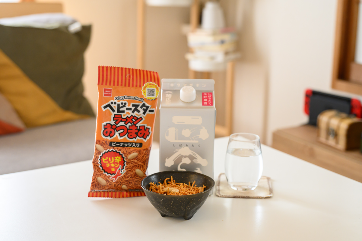 「菊正宗しぼりたてギンパック」と「ベビースターラーメンおつまみ（ピリ辛チキン味）」。