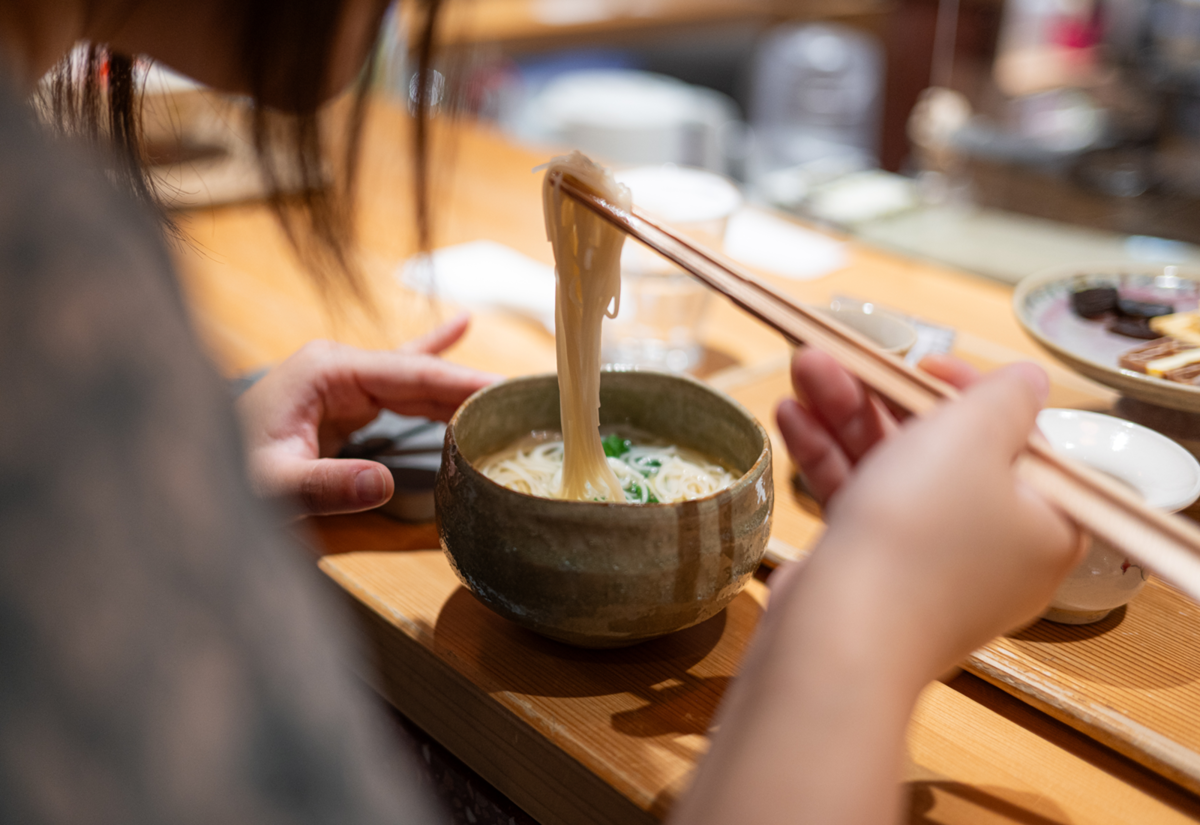 そうめんを食べる女性