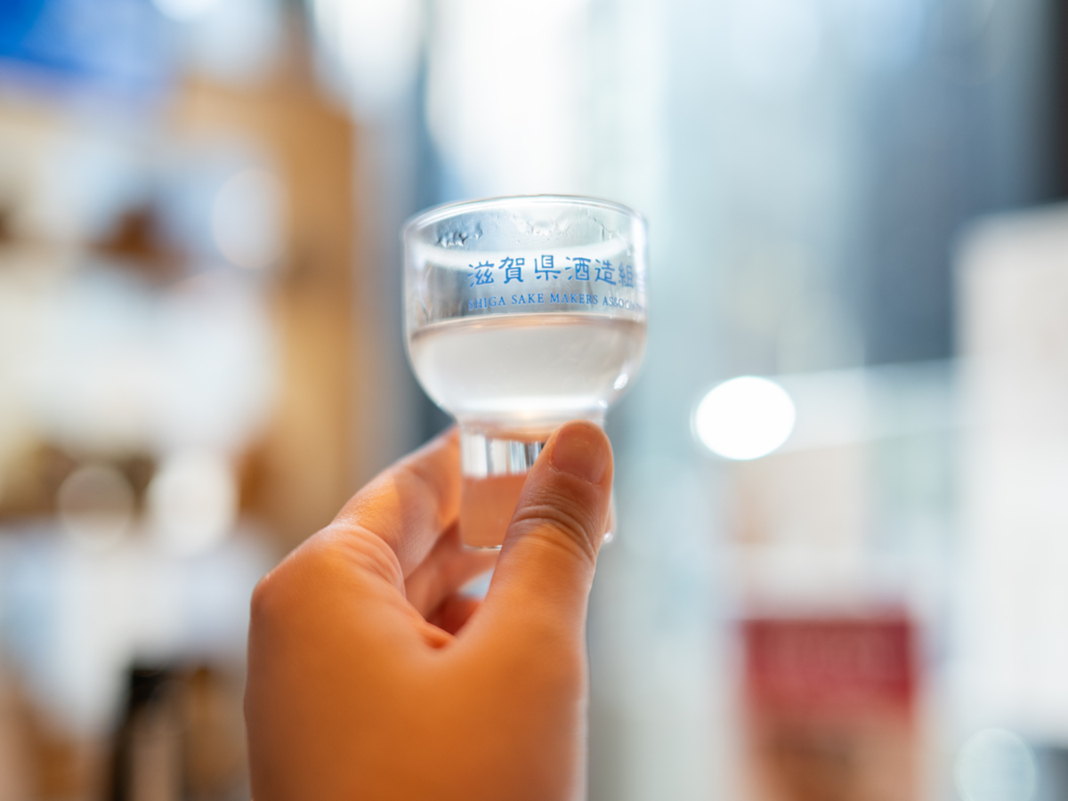 掲げられる日本酒グラス