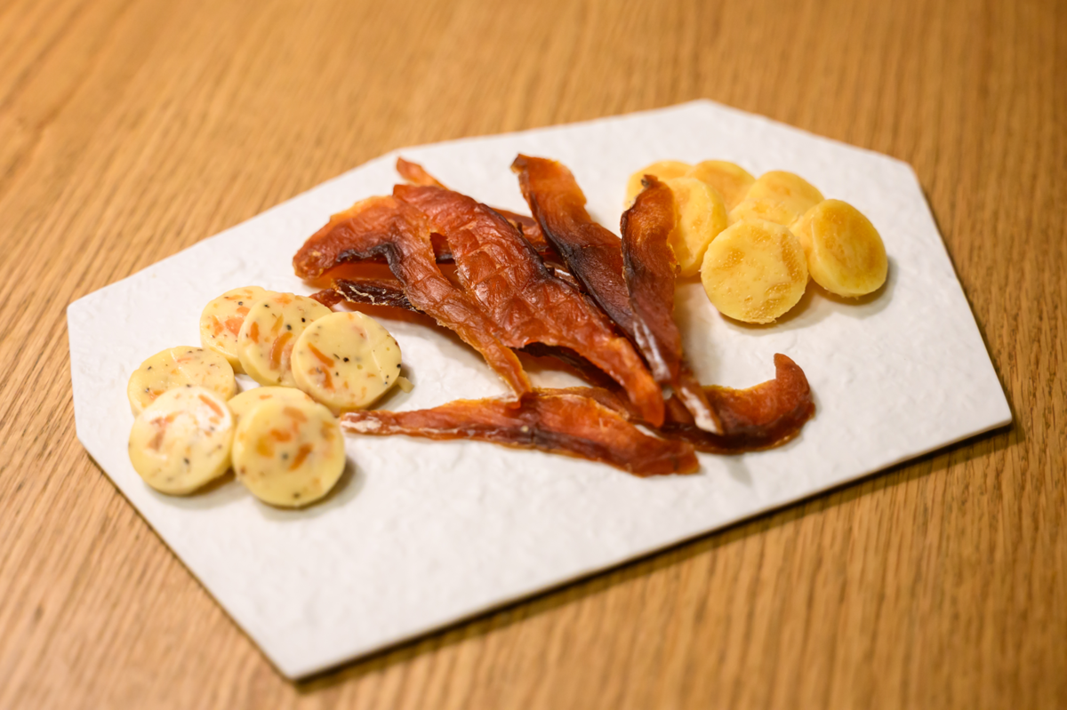 左からスモークサーモン＆チーズ、鮭とばスライス、カズチー