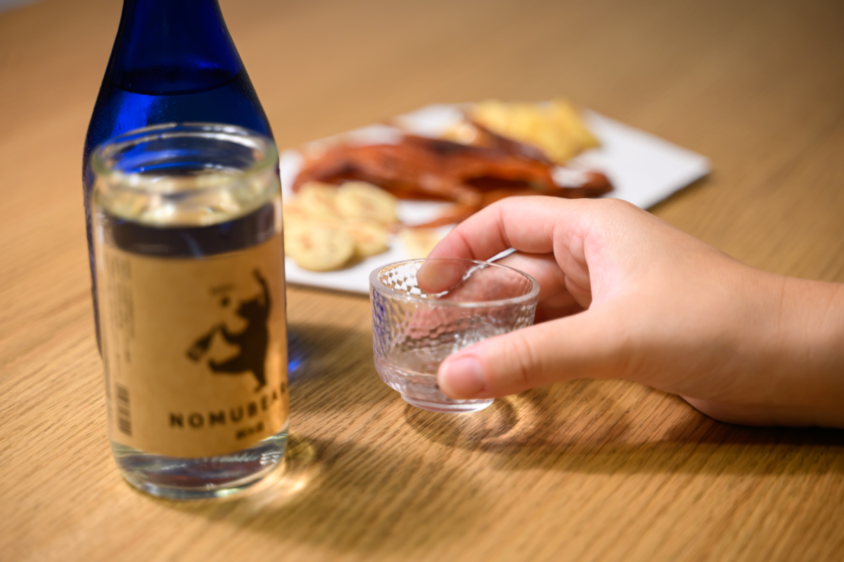 日本酒とおちょこ