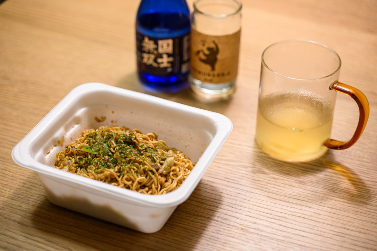 やきそば弁当と日本酒