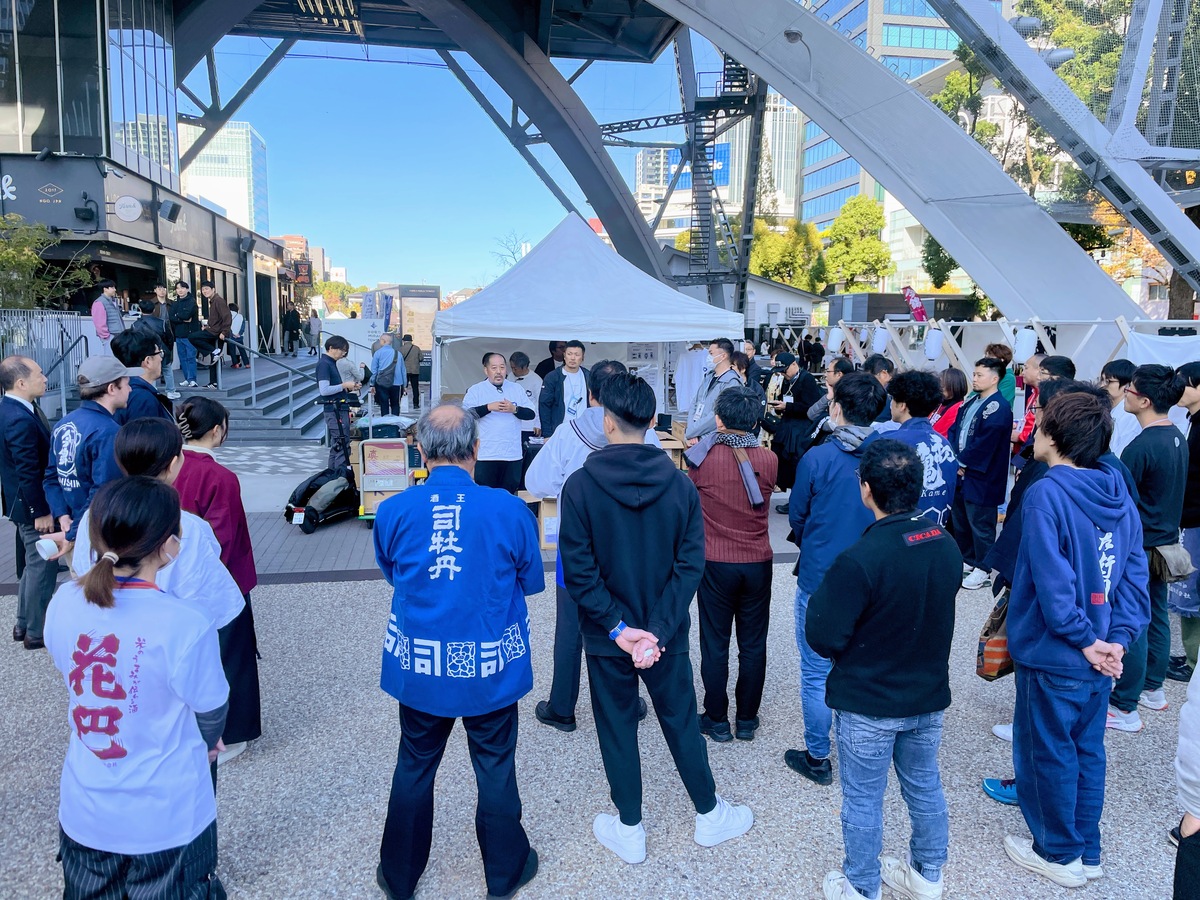 イベント会場でミーティングをする人々