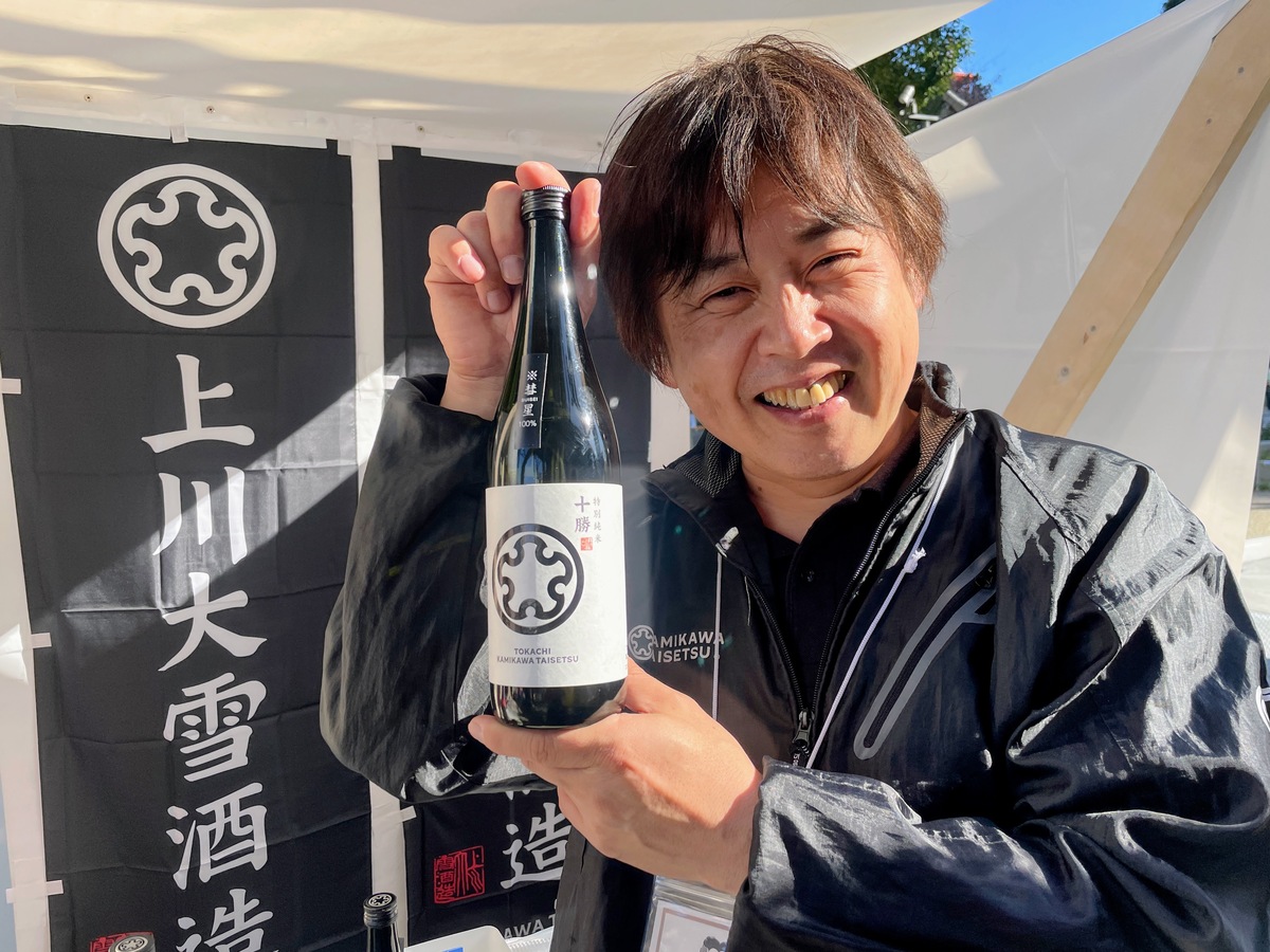 日本酒の瓶を持つ男性