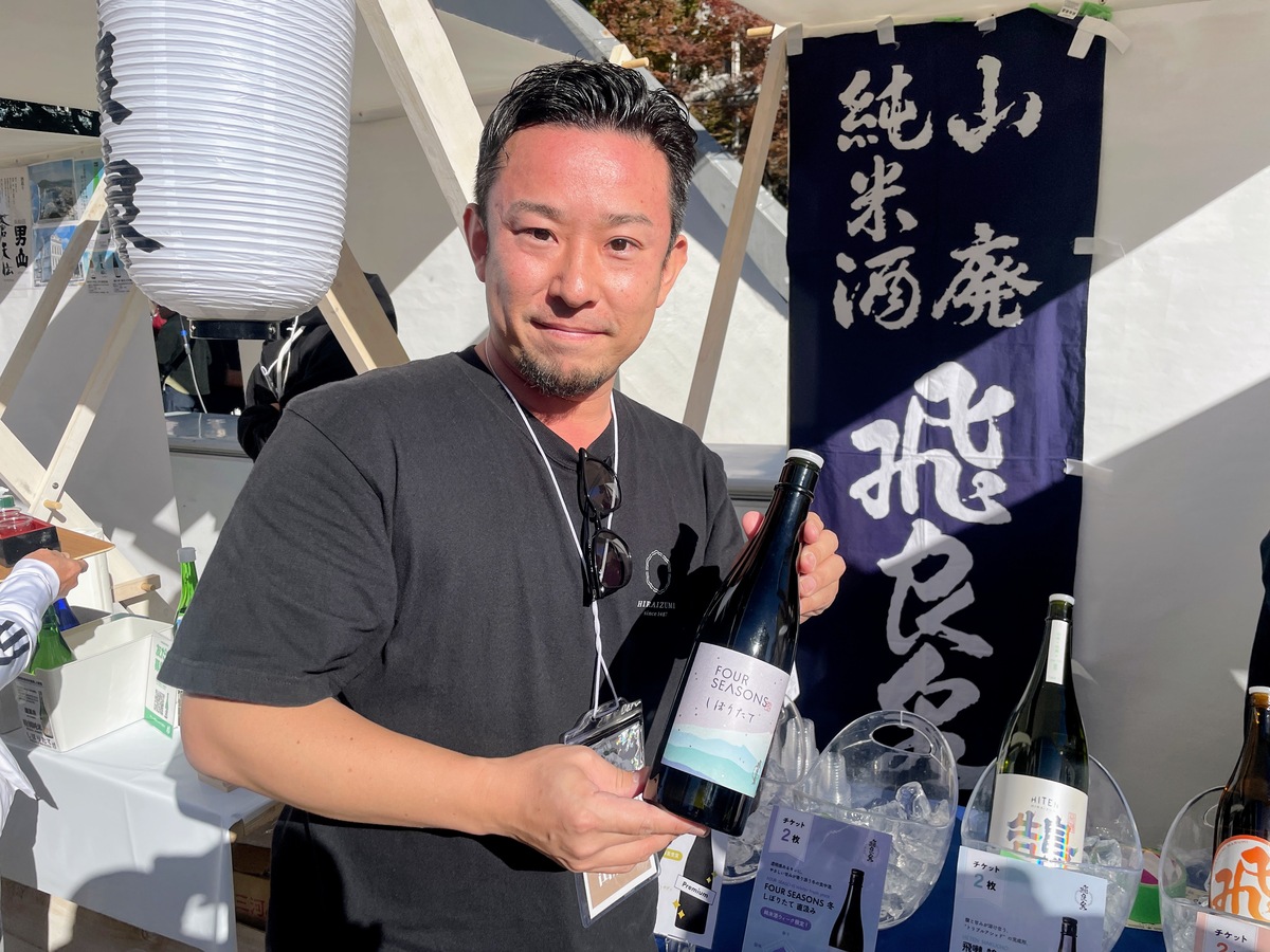 日本酒の瓶を持つ男性