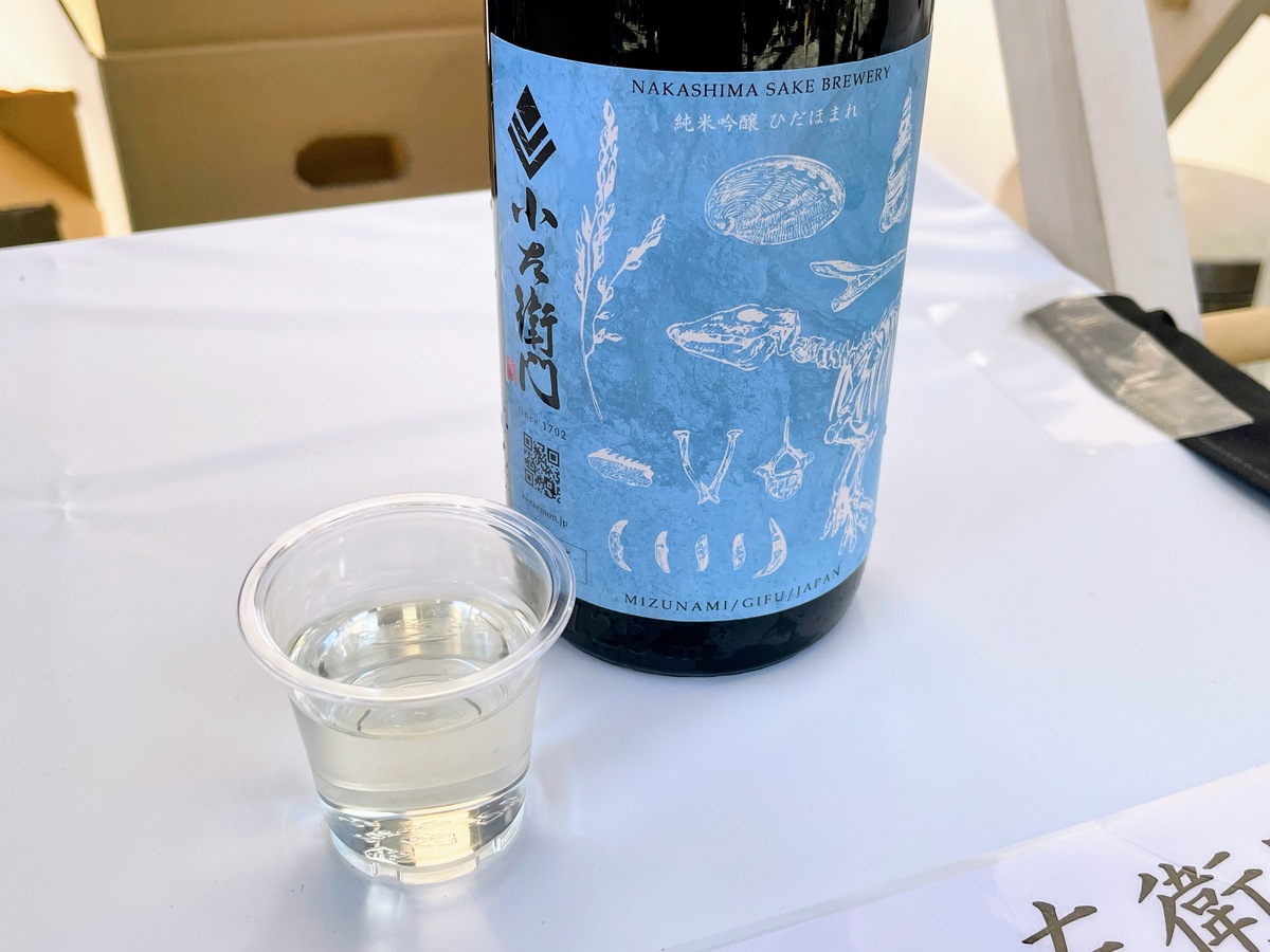 日本酒の瓶とプラカップ