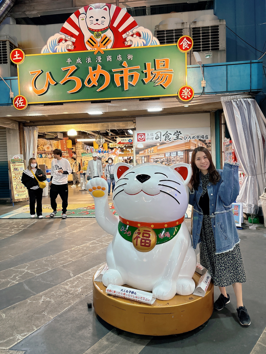 ひろめ市場を楽しむあいさん