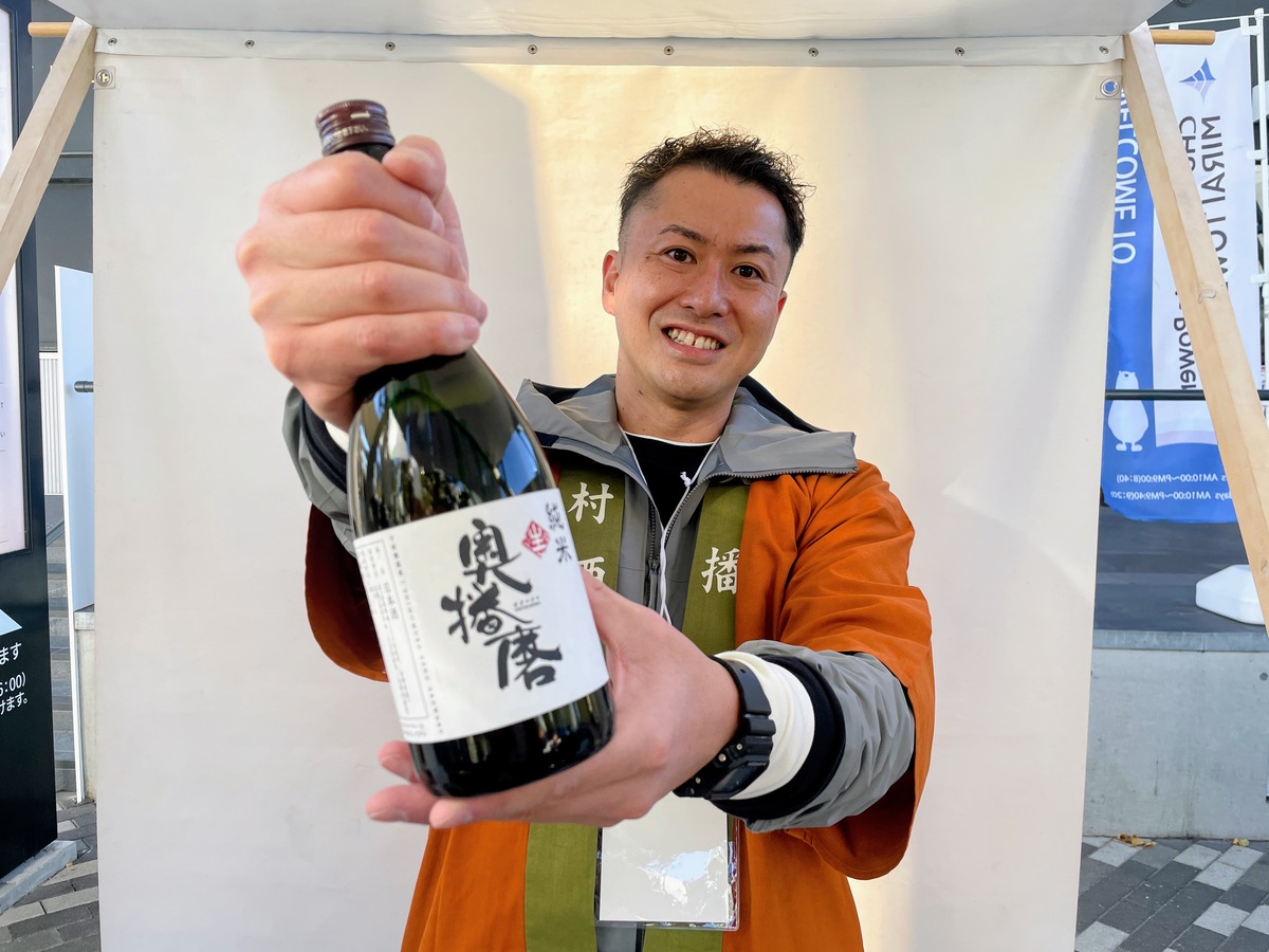 日本酒の瓶とプラカップ