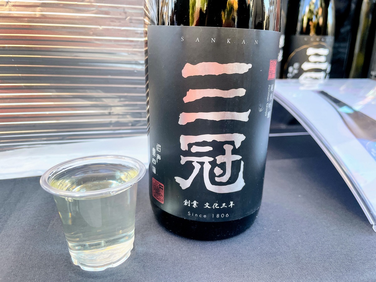 日本酒の瓶とプラカップ