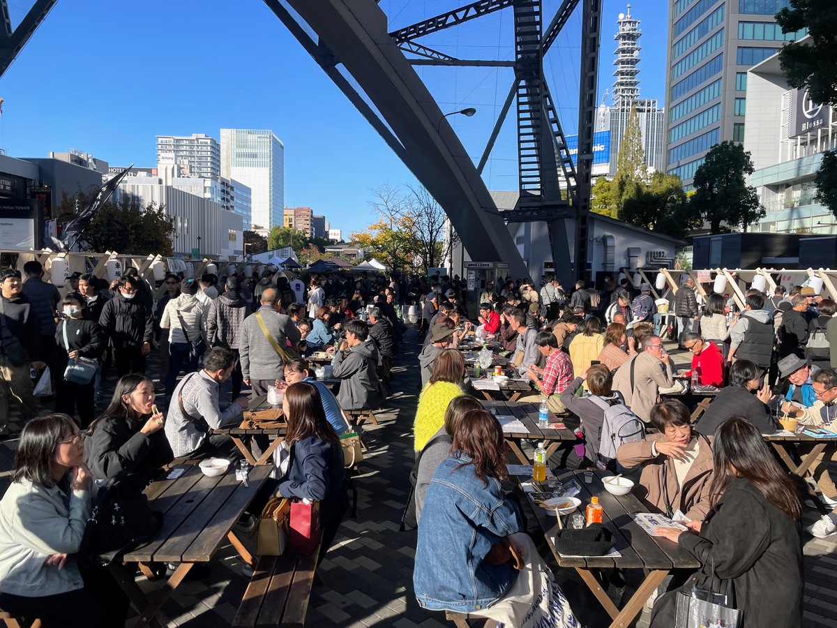 イベント会場で飲食する人々