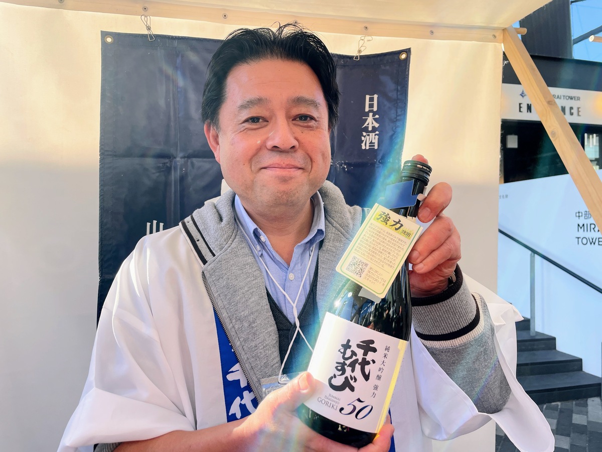日本酒の瓶を持つ男性