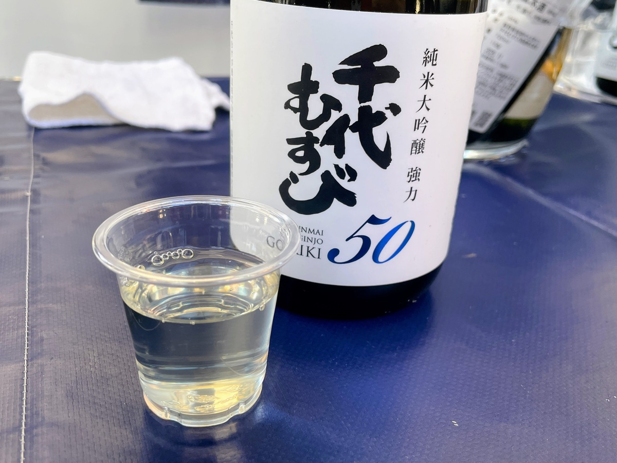 日本酒の瓶とプラカップ