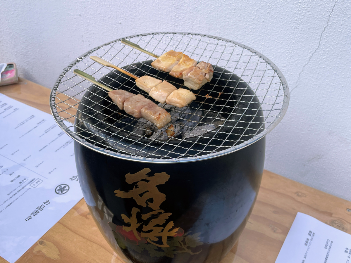 火鉢で焼かれる串セット