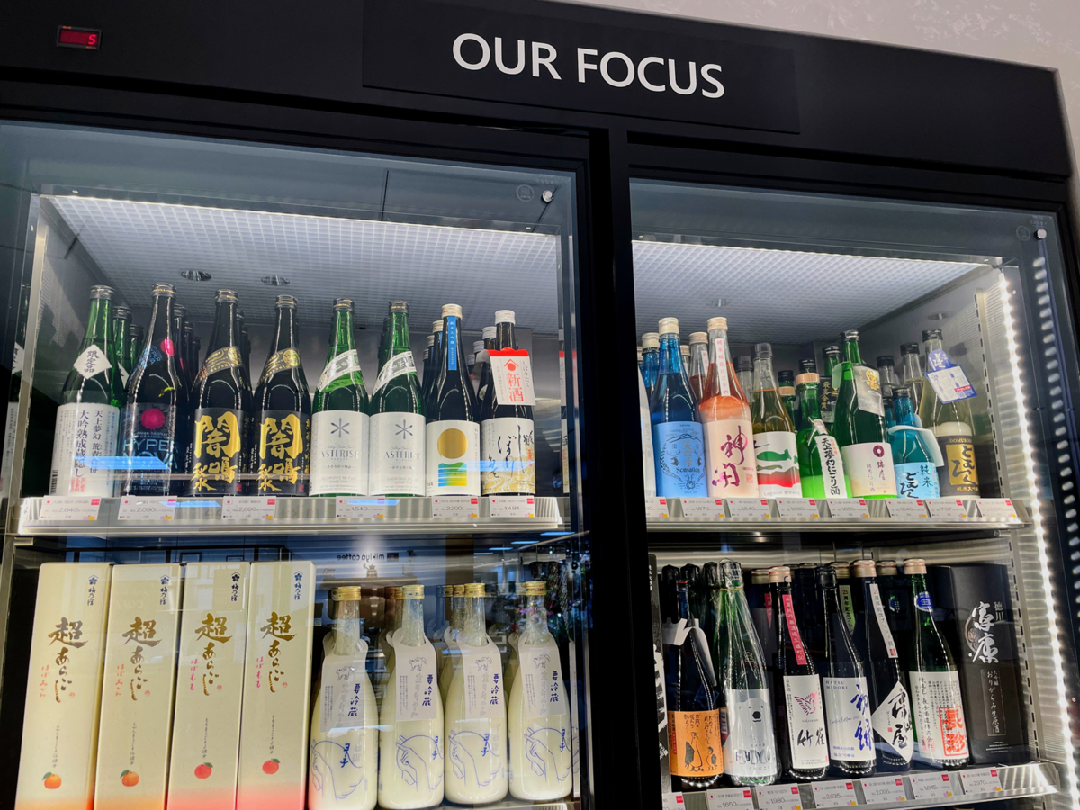 日本酒が並ぶ棚