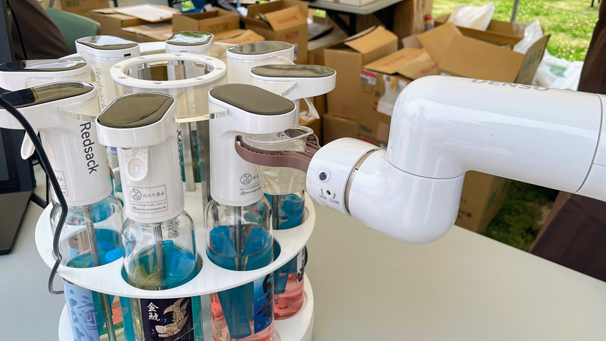 日本酒を注いでいるAIロボット