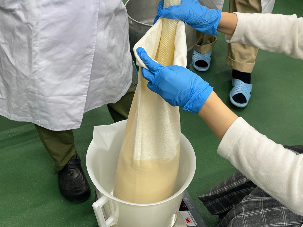 日本酒造り搾り作業