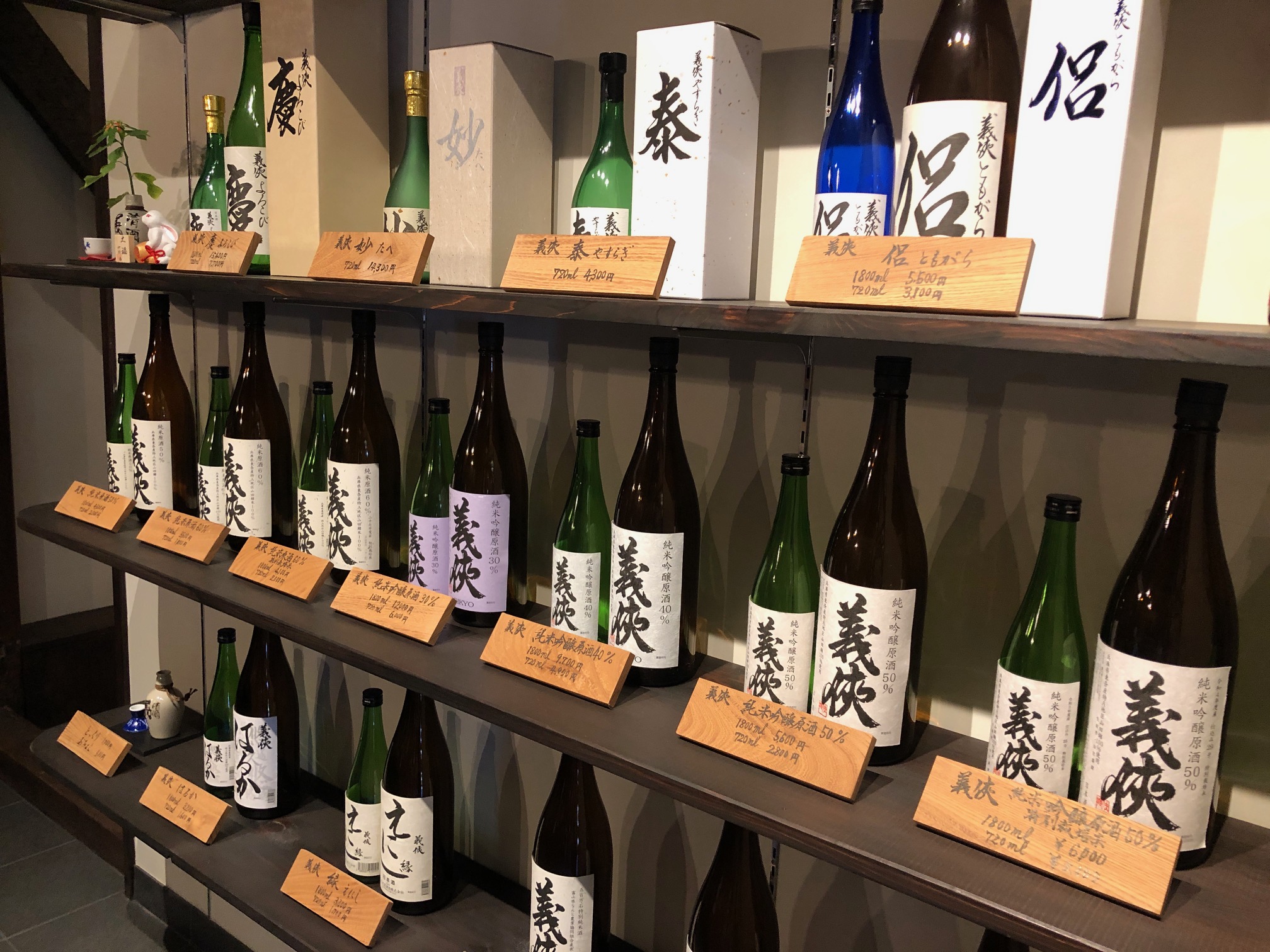 棚に並んだ日本酒の瓶