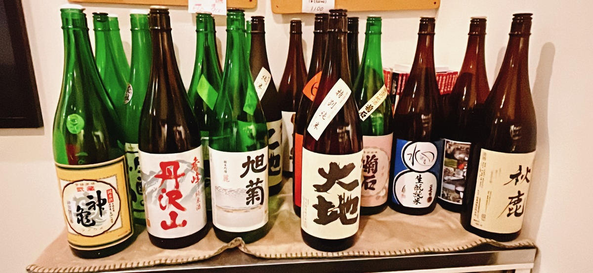 日本酒の瓶が並ぶ