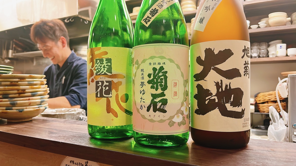 カウンターに置かれた日本酒